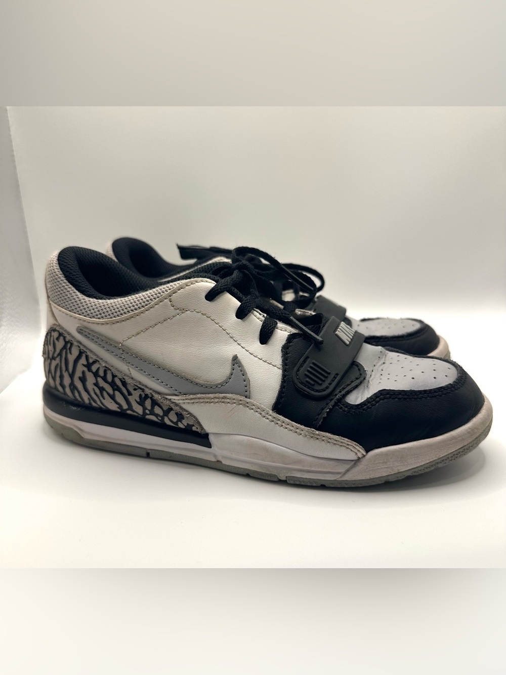 Nike Boys Air Jordan Tennis Shoes Black And White Size 2Y